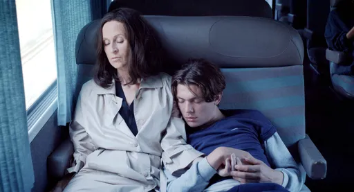 六旬影后揪小41歲鮮肉尼斯裸奔　《拼音戀習曲》有性心鼓舞大齡女