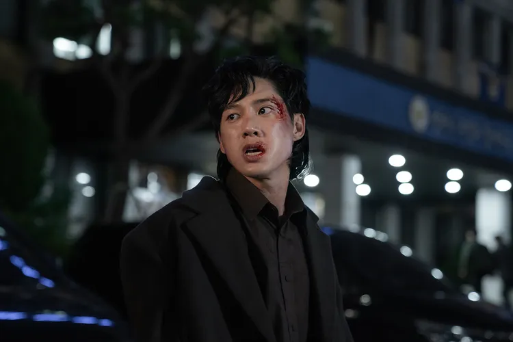 朴成勳面露凶光，臉上掛滿傷痕。Netflix提供