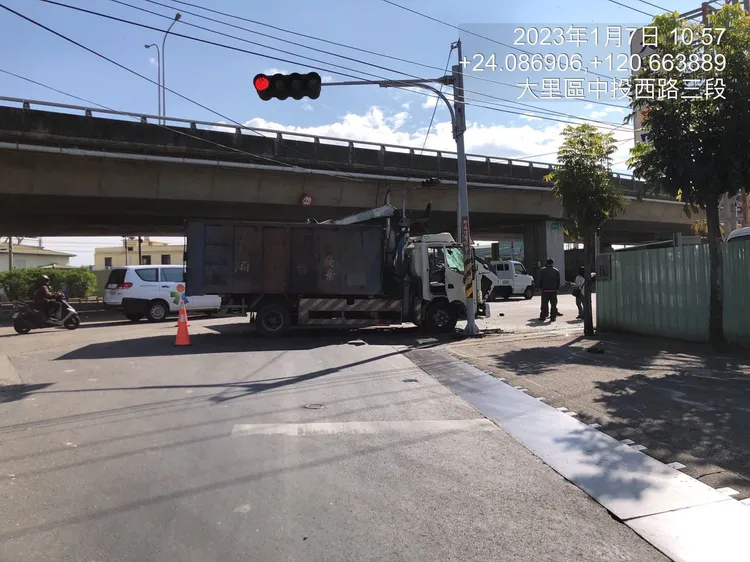 警方初步研判有1輛大貨車闖紅燈。警方提供