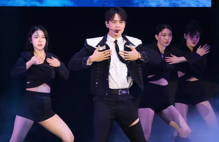 珉豪帶來勁歌熱舞。鄭孟晃攝