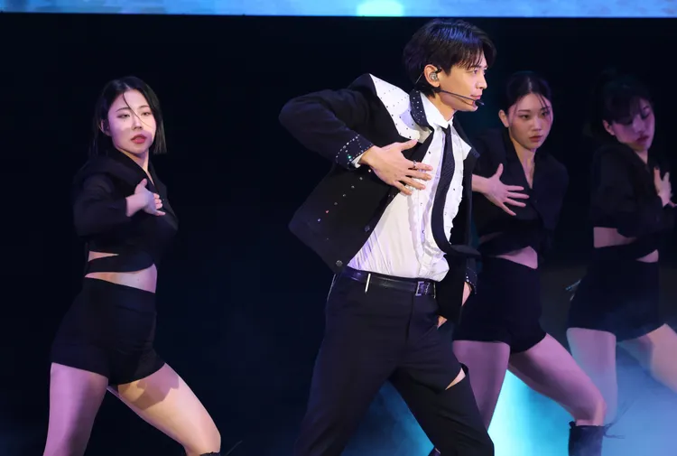 珉豪舞技一流，展現舞台魅力。鄭孟晃攝