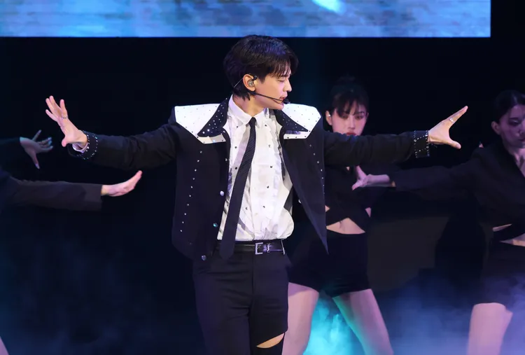 珉豪帥氣登場，讓全場3000粉絲尖叫不已。鄭孟晃攝