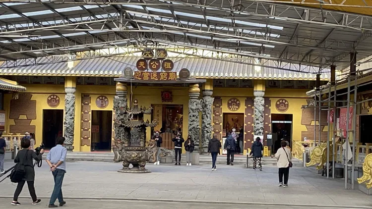 民眾到財神廟參拜。張沛森攝