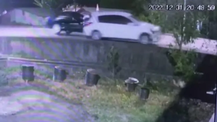 南下跨年的何男，車停路邊被撞，肇事駕駛竟未下車查看即逃逸。翻攝臉書「大寮五四三開講吶喊專用」