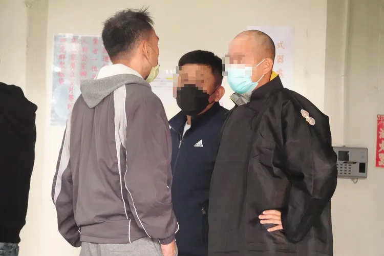 家屬至殯儀館進行相驗。施昂強攝