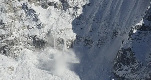 西藏隧道雪崩活埋人車8死 失聯者妻:丈夫回家過年卻遇難