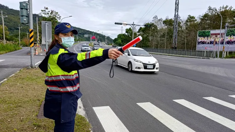 警方疏導交通。警方提供