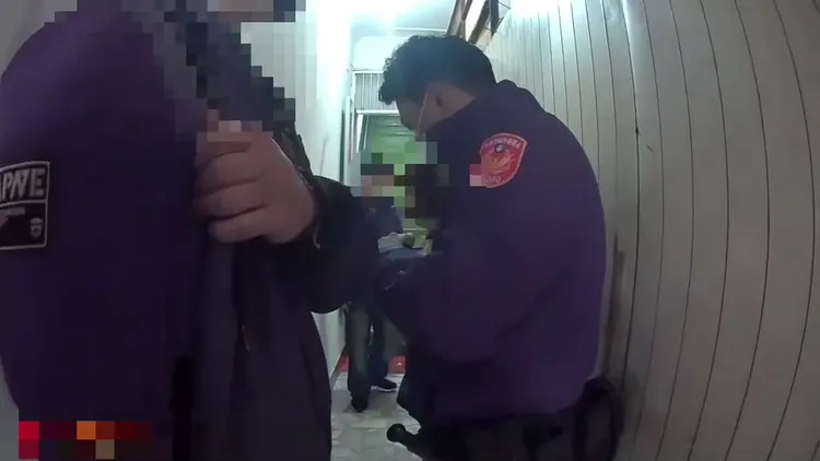 警方到場詢問李男（左）。蘆洲警分局提供