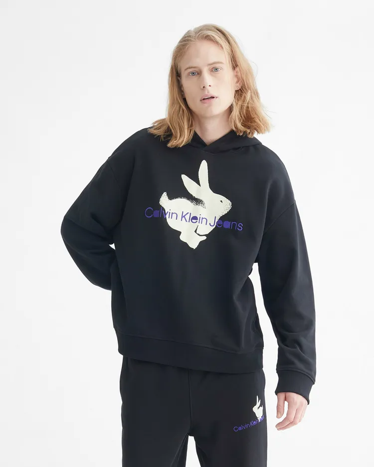 兔年印花黑色連帽上衣，6680元。品牌提供