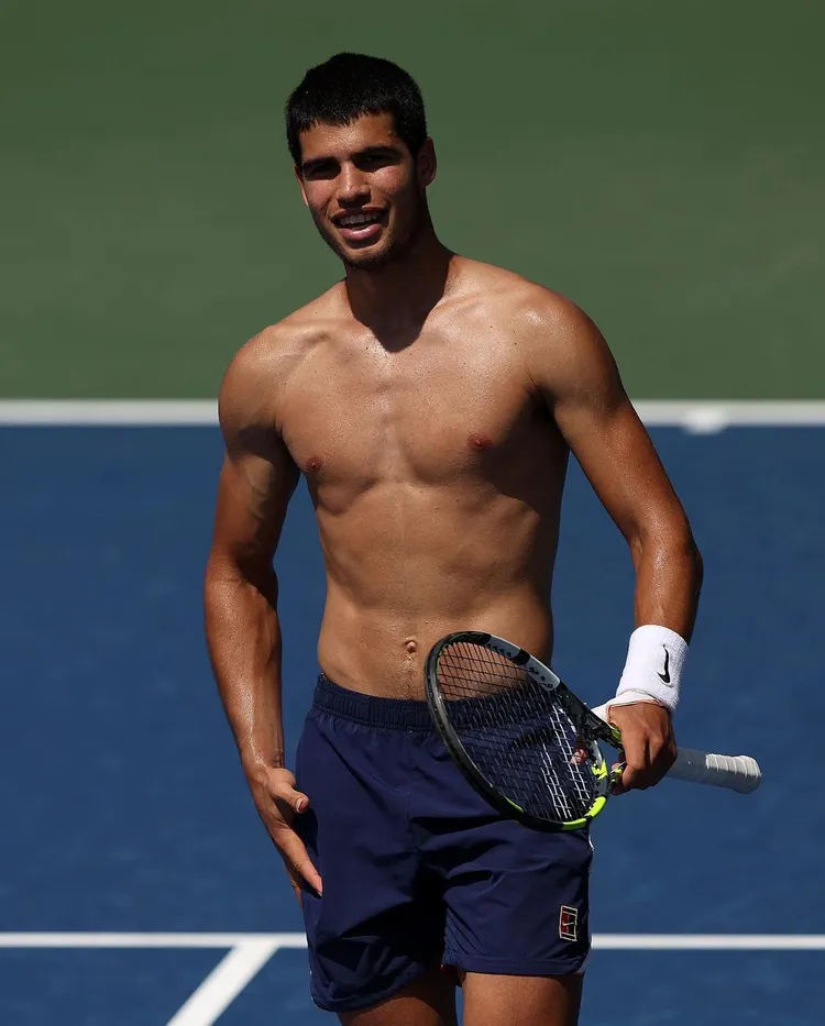 艾卡瑞茲目前在網壇男子選手中排名世界第1，更無畏在球場上大方展現結實身材。翻攝carlitosalcarazz IG