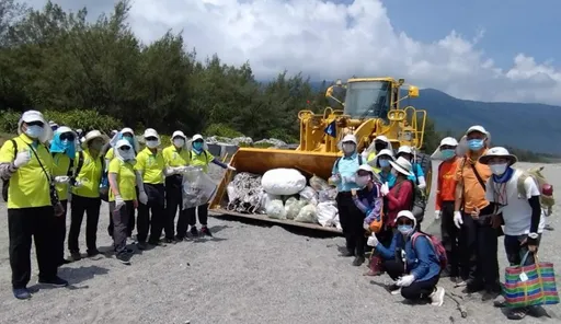 向海致敬！維護最美海岸線　台東縣去年清出近千噸垃圾