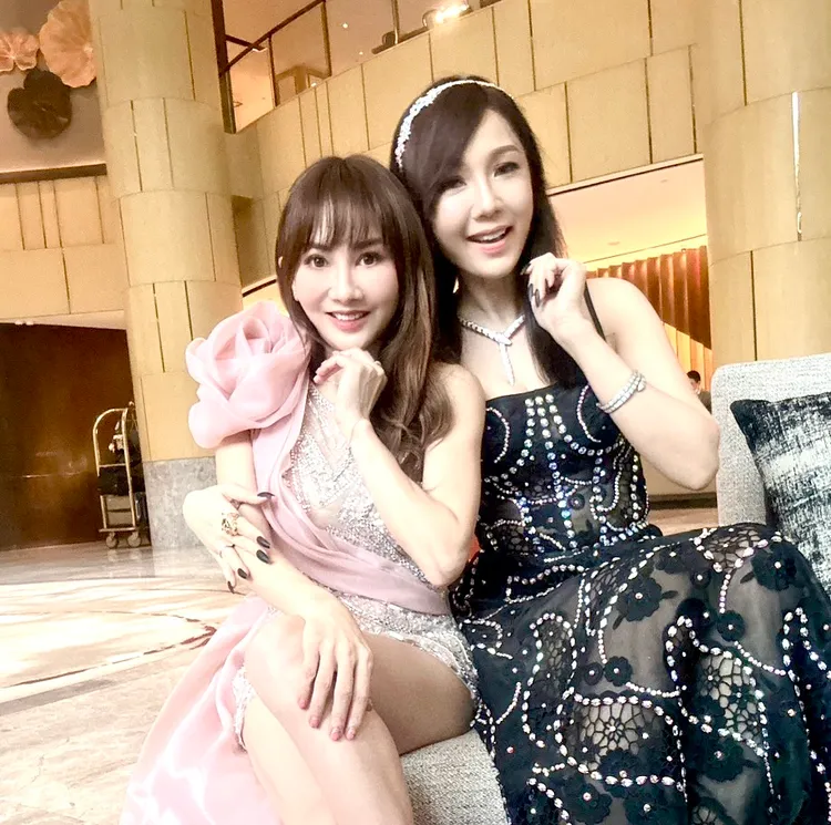 王宥忻與海倫清桃相見歡。固力狗娛樂提供