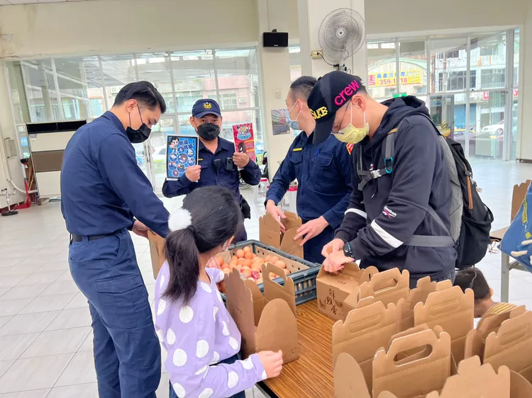 大人小孩一起來包裝雞蛋等食材。桃園警分局提供