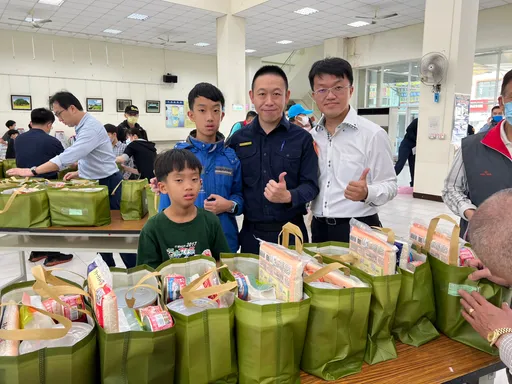 為弱勢朋友添加年菜 桃園警與善心人士攜手做公益