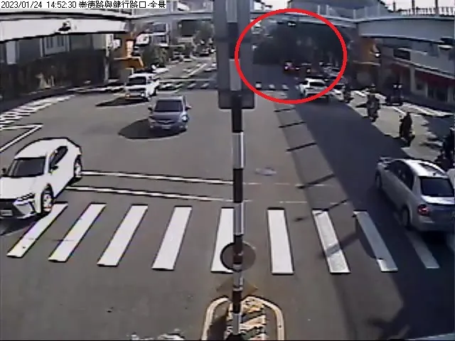 機車通過路口沒多久，路樹剛好倒塌。民眾提供