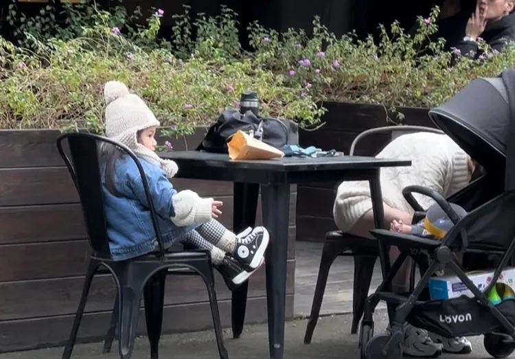 米估超萌坐在大大的椅子看著推車裡的弟弟糯米。蔡依庭攝