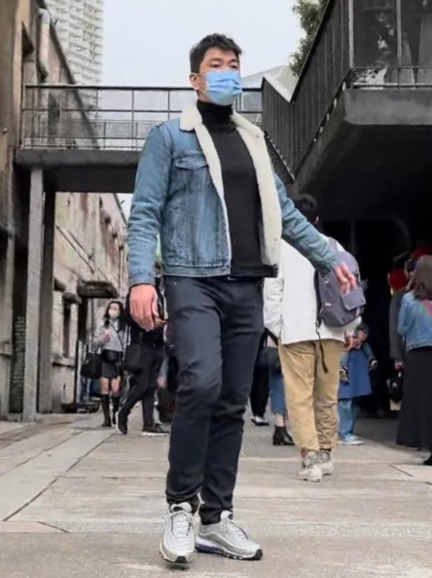 潘逸安稱職奶爸，照顧女兒。蔡依庭攝