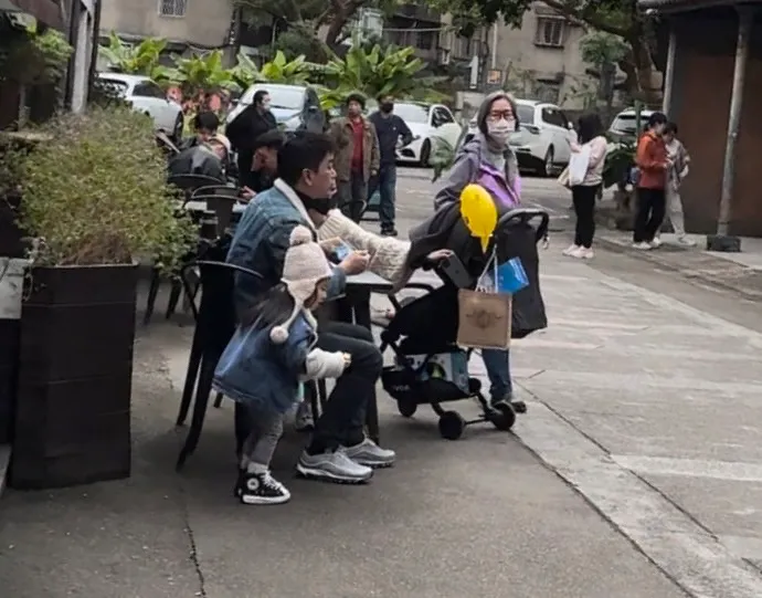 米估在旁自己玩耍，有夠可愛。蔡依庭攝