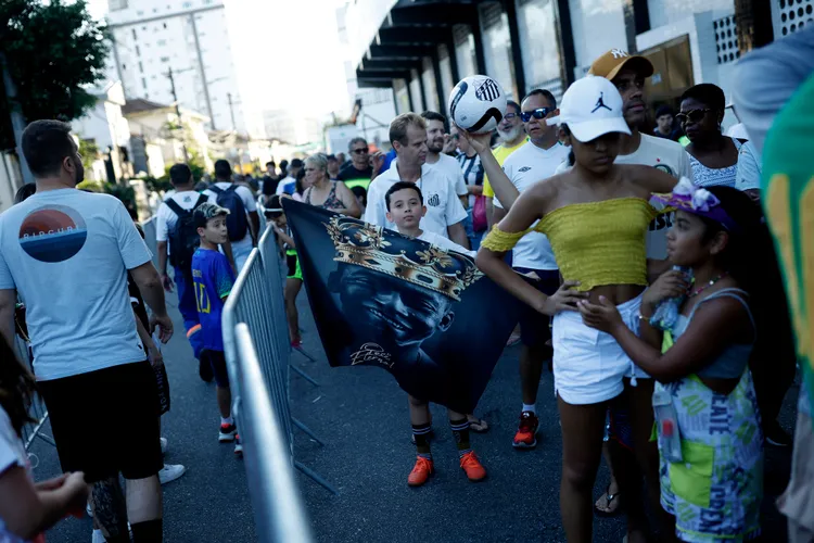 球迷發揮耐性排隊，等候進入球場瞻仰比利靈柩。路透社