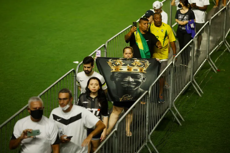 排隊瞻仰比利遺容的球迷，男女老少都有。路透社