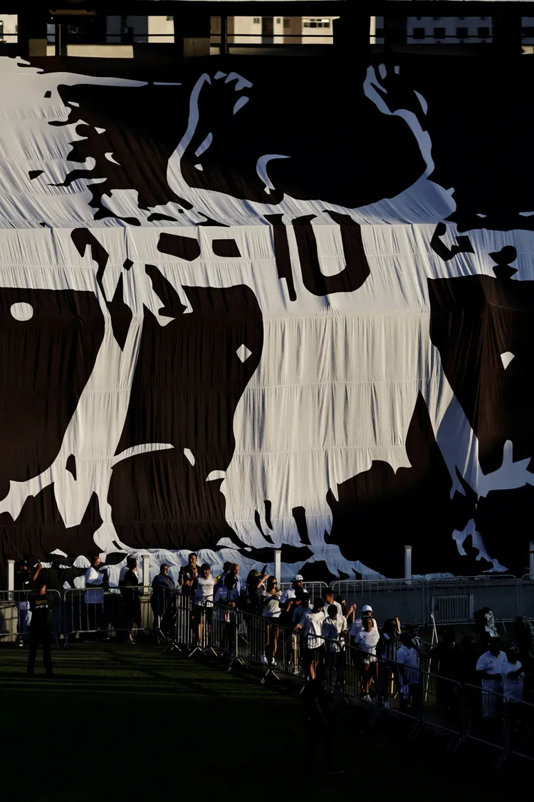 球場懸掛巨幅的比利身影。路透社