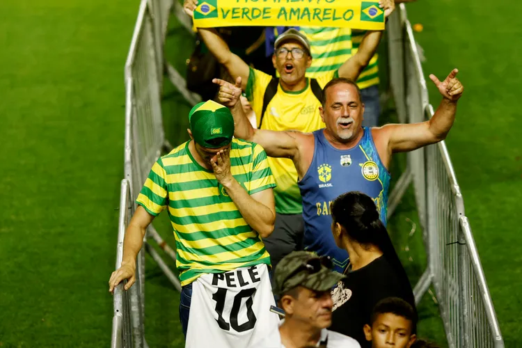 比利10號球衣在場中隨處可見。路透社