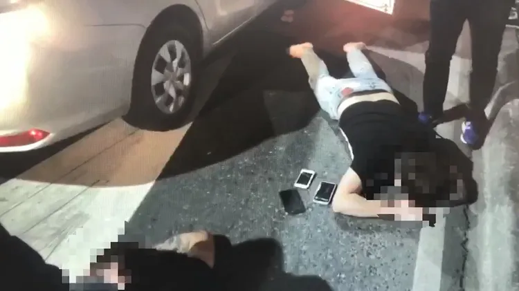 兇嫌束手就擒，不復行兇時的氣焰。讀者提供