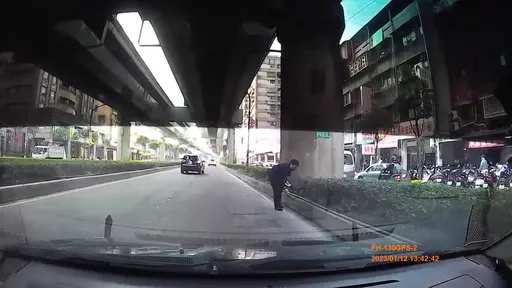 驚見千元、百元大鈔掉滿地　中和警沿路拾取看這張物歸原主