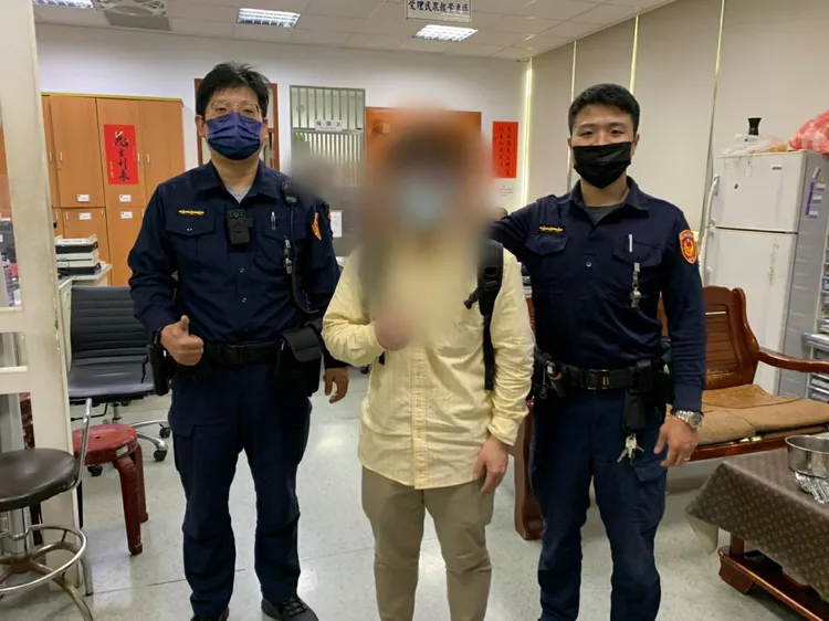 警員將現金歸還失主。中和警分局提供