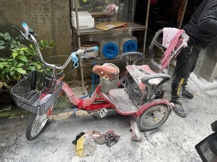 電動腳踏車爆炸後的情形。翻攝畫面
