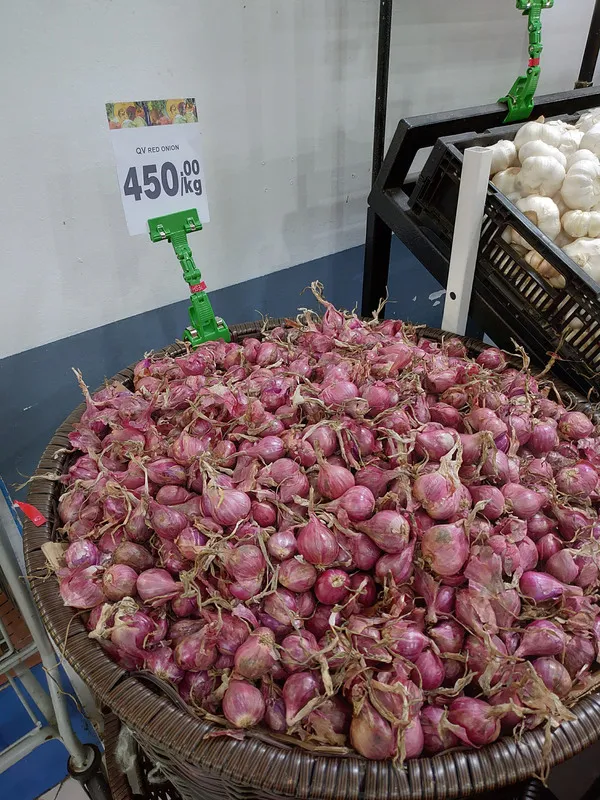 菲律賓洋蔥市價不斷攀升，一度漲到每公斤800披索。16日在菲律賓商場，每公斤售價仍達450披索（約新台幣250元），比肉類還要貴。中央社