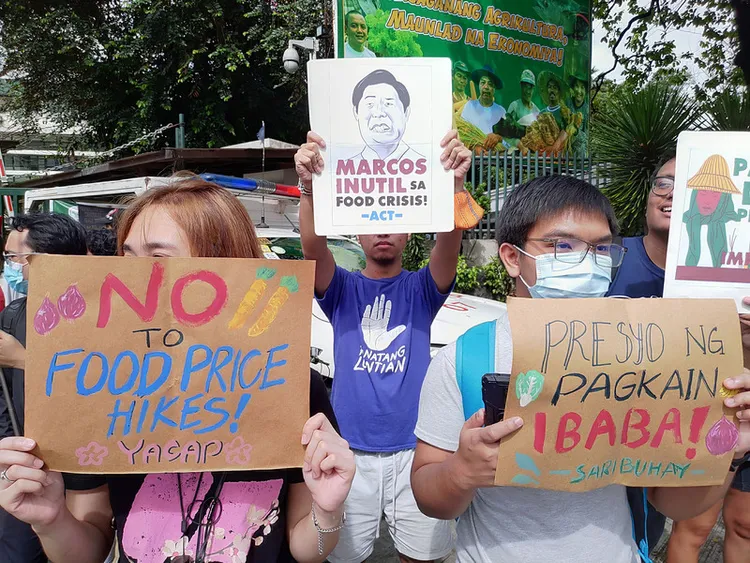 菲律賓農民團體16日赴農業部表達訴求，抗議農產品價格飆漲，總統小馬可仕身兼農業部長卻無所作為。中央社