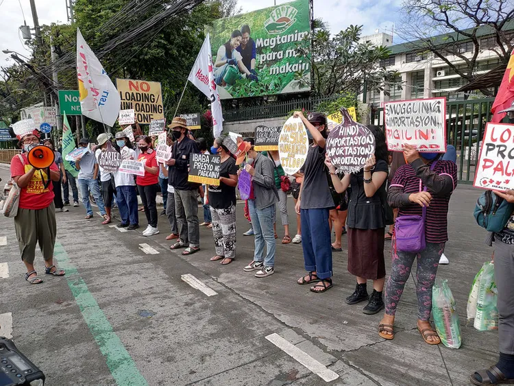菲律賓農民團體16日赴農業部表達訴求，要求馬尼拉
當局提高本國農產品產量，以解決食品漲到天價的問題，同時停止進口農產品，避免危及農民生計。中央社