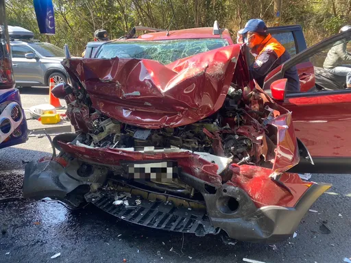 與遊覽車對撞!自小客車駕駛骨折 副座妻無生命跡象送醫搶救