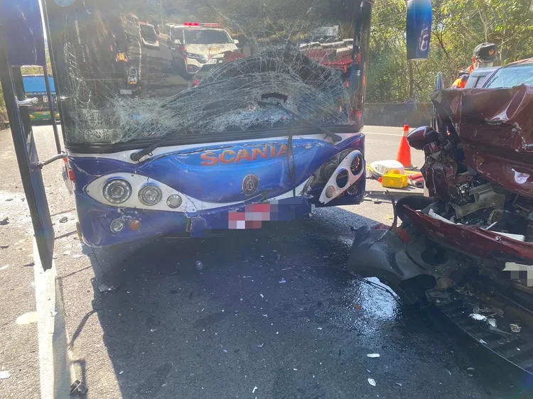 紅色自小客車與遊覽車對撞後，兩車車頭均嚴重毀損。讀者提供