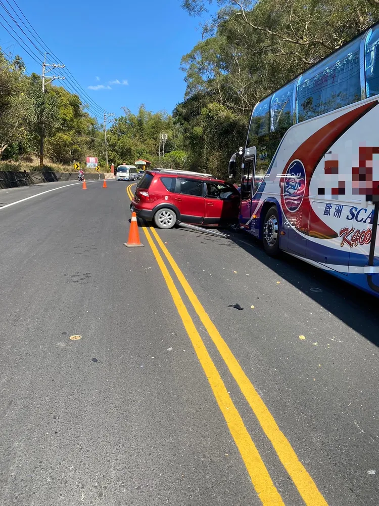 紅色自小客車逆向行駛撞上遊覽車。讀者提供