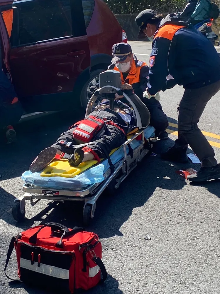 警消將傷者送醫。讀者提供