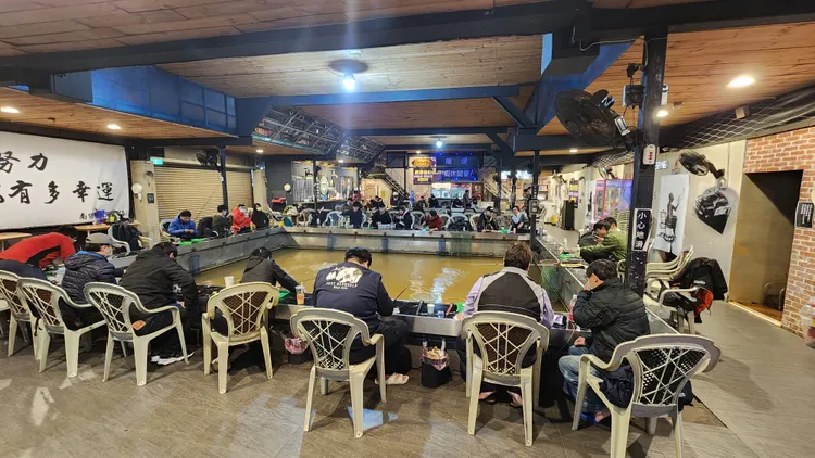 周末夜的蝦場，座無缺席。黃仲瑜攝