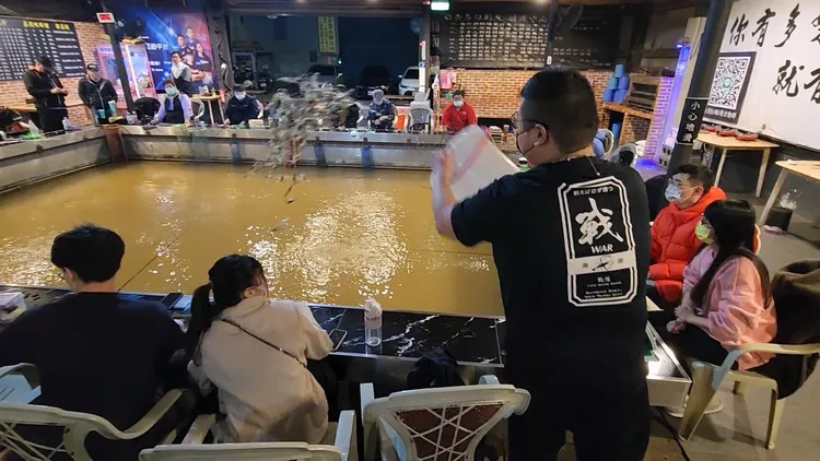 釣蝦時最期待的就是整點放蝦時刻，只要一放蝦，大家都會開始認真釣，搶這黃金時刻。黃仲瑜攝