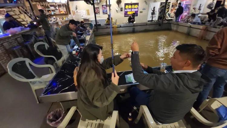 釣蝦場內也有不少的女釣客。黃仲瑜攝