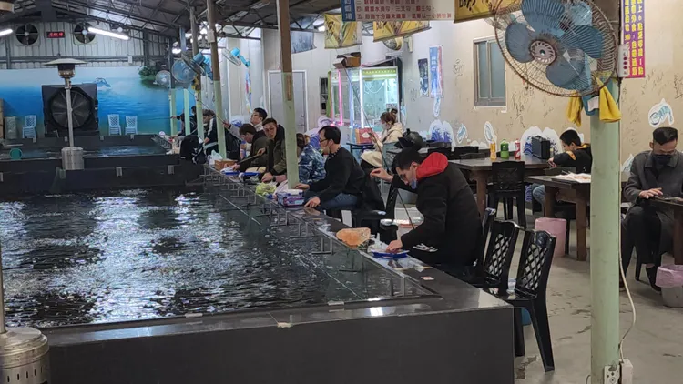 台北市的釣蝦場內客人眾多。黃仲瑜攝