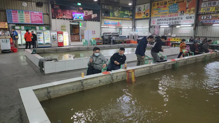 釣蝦場內的客人釣到泰國蝦。黃仲瑜攝