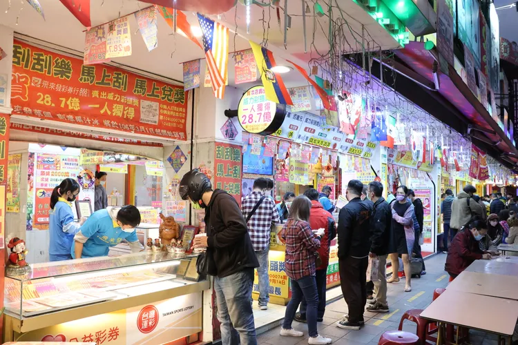 陸續有民眾刮刮樂中100萬。示意圖，鄭孟晃攝