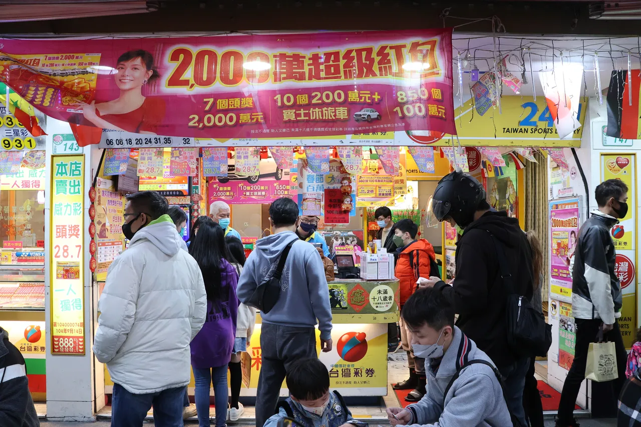 「2000萬超級紅包」共有7個頭獎2000萬元、10個200萬元+賓士休旅車、850個100萬元。鄭孟晃攝