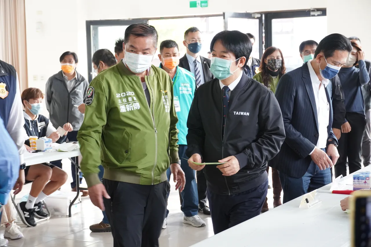 賴清德一早到台南南都里活動中心投票,由市長黃偉哲、黨部主委潘新傳、立委林俊憲、林宜瑾及多位議員陪同投票。翻攝畫面