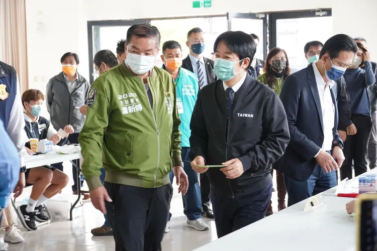 賴清德一早到台南南都里活動中心投票，由市長黃偉哲、黨部主委潘新傳、立委林俊憲、林宜瑾及多位議員陪同投票。翻攝畫面