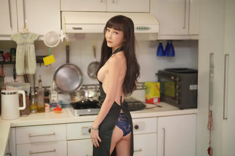 胡文英上半身全裸，下半身只穿著性感蕾絲內褲，一個move就露出南半球。翻攝《美魔女胡文英》粉絲頁