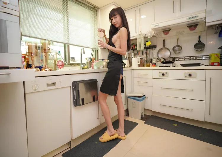 胡文英分享了一系列「裸體圍裙」照，讓網友忍不住狂讚：「秀色可餐！」翻攝《美魔女胡文英》粉絲頁