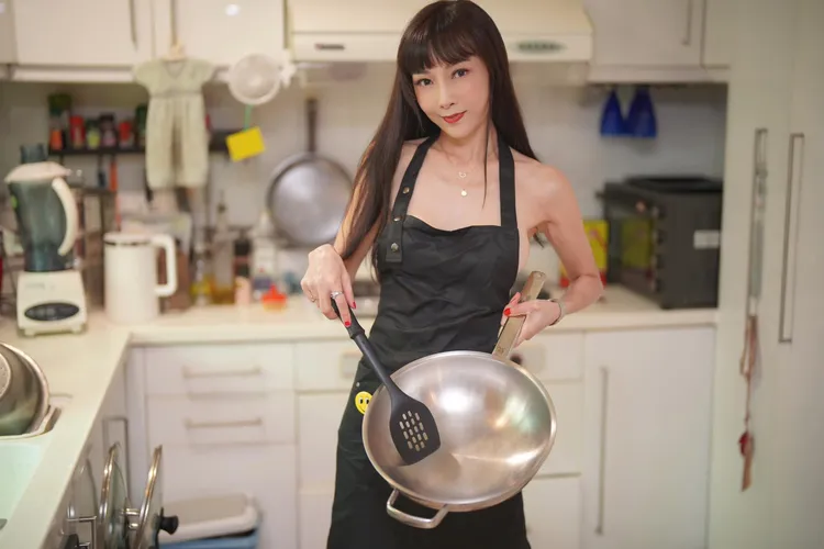 胡文英分享了一系列「裸體圍裙」照，讓網友忍不住狂讚：「秀色可餐！」翻攝《美魔女胡文英》粉絲頁