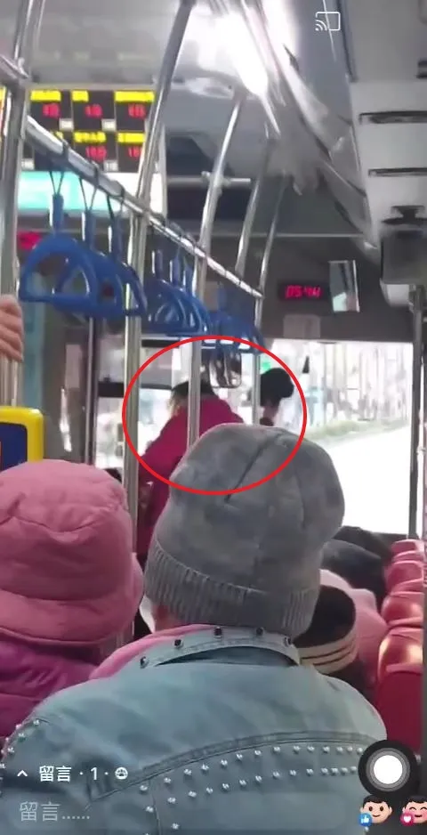 吳男搶司機帽子(紅圈處)。翻攝自臉書社團八里